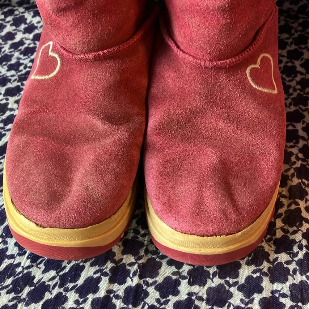 Vintage Y2K Skechers Girl’s pink suede hearts snow boots size 4 white faux fur